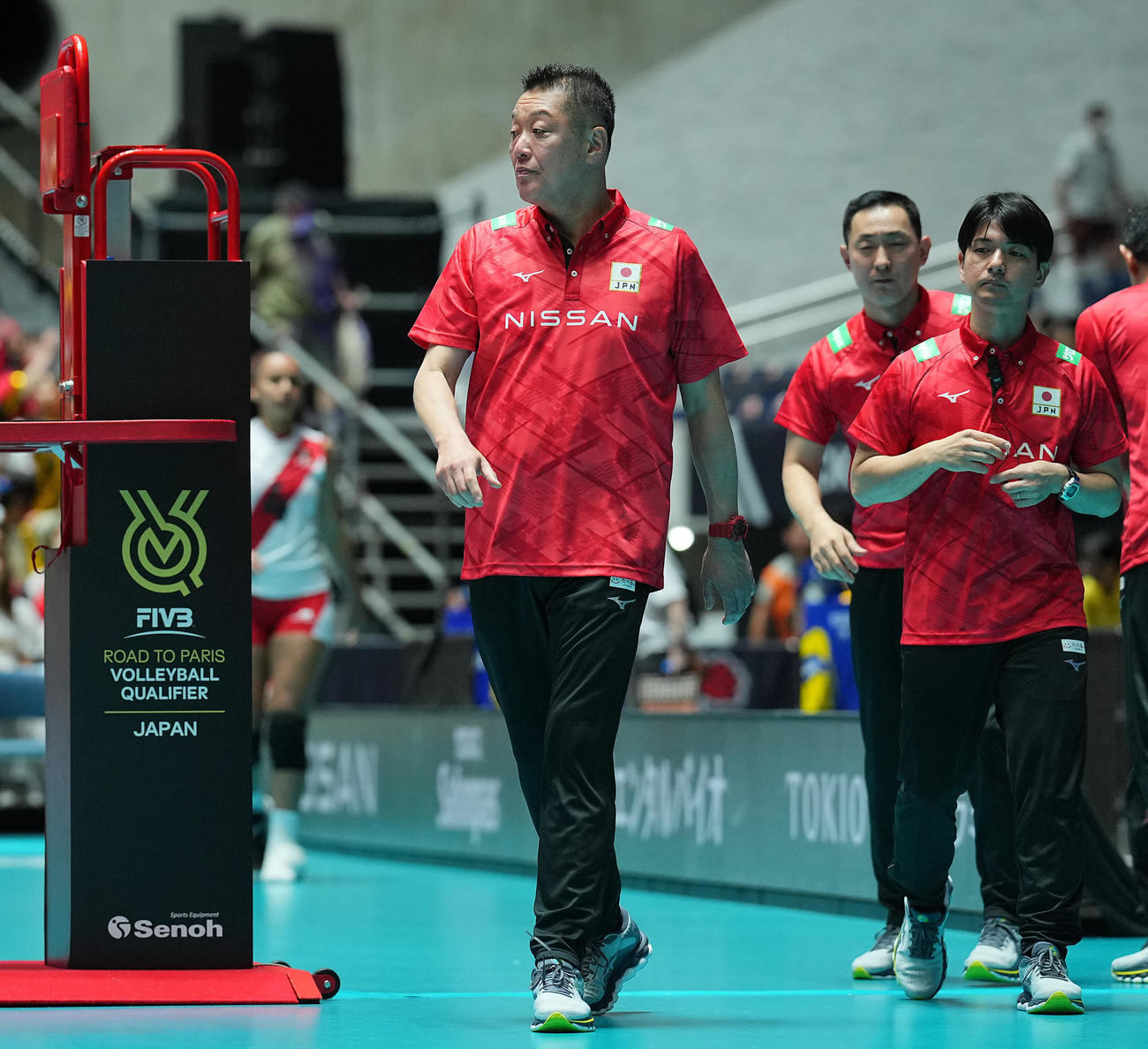 日本対ペルー　ペルーとの初戦を制した日本の真鍋監督（中央）（撮影・垰建太）