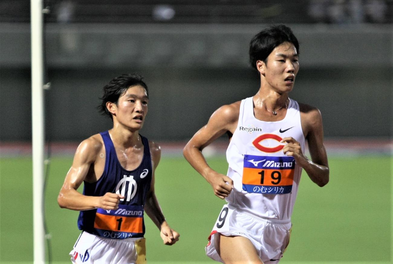 日本学生対校選手男子5000メートル決勝　終盤まで競り合いをみせた順大・吉岡（左）と中大・溜池（撮影・藤塚大輔）