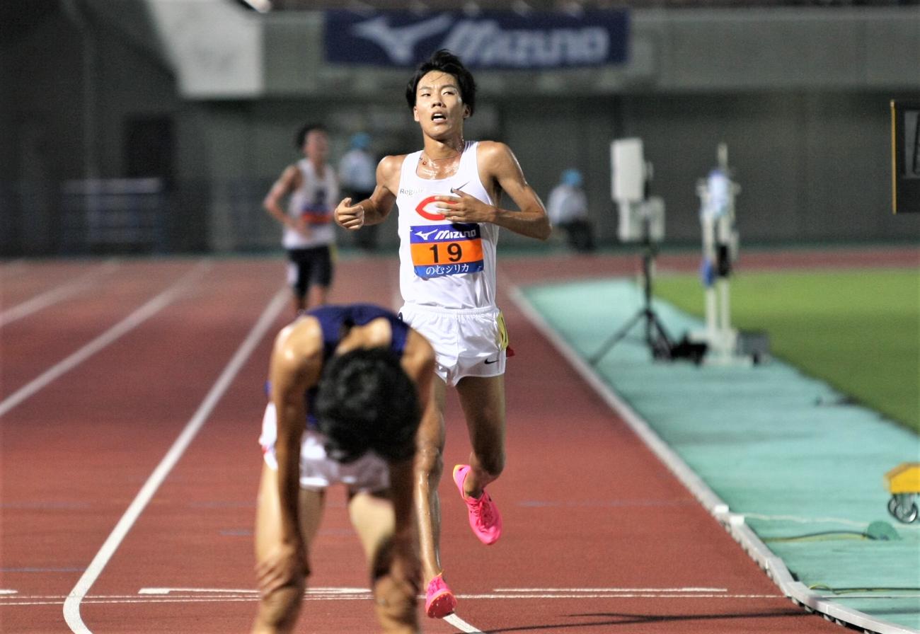 日本学生対校選手男子5000メートル決勝　日本人2番手となる5位でゴールした中大・溜池。手前は日本人トップの4位となった順大・吉岡（撮影・藤塚大輔）