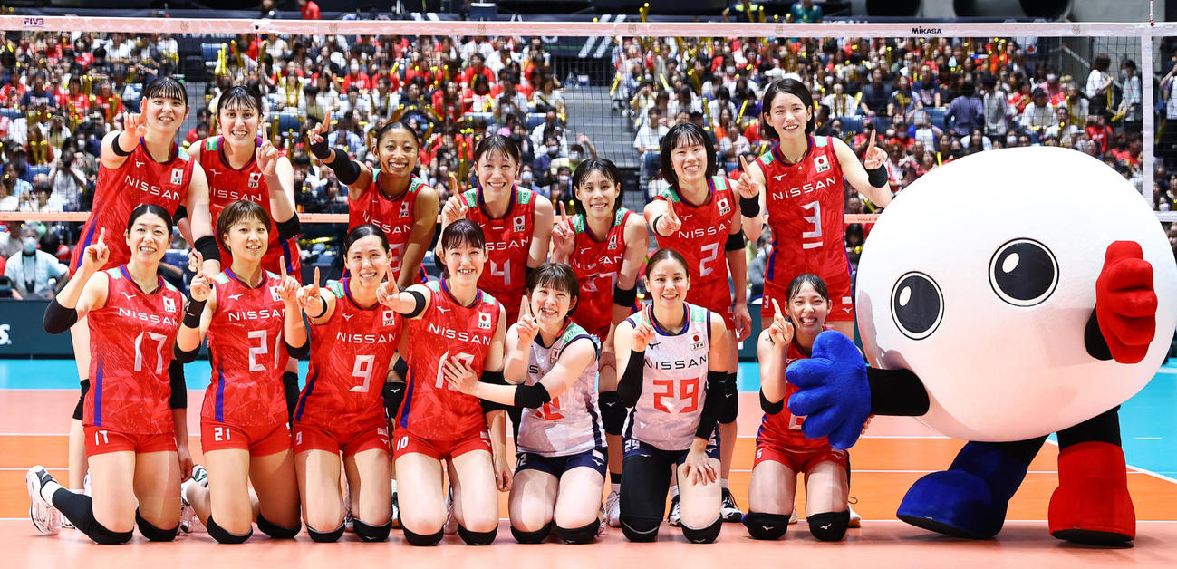 ペルーに勝利し笑顔で記念写真に納まる日本の選手たち（撮影・垰建太）