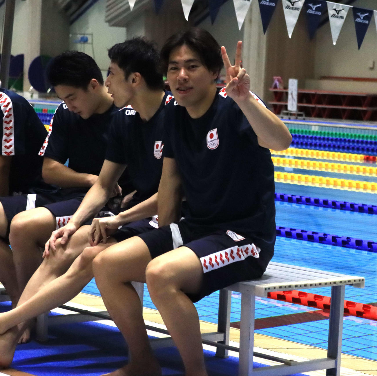 練習後、カメラに向かってピースサインをする本多（右端）（撮影・保坂果那）