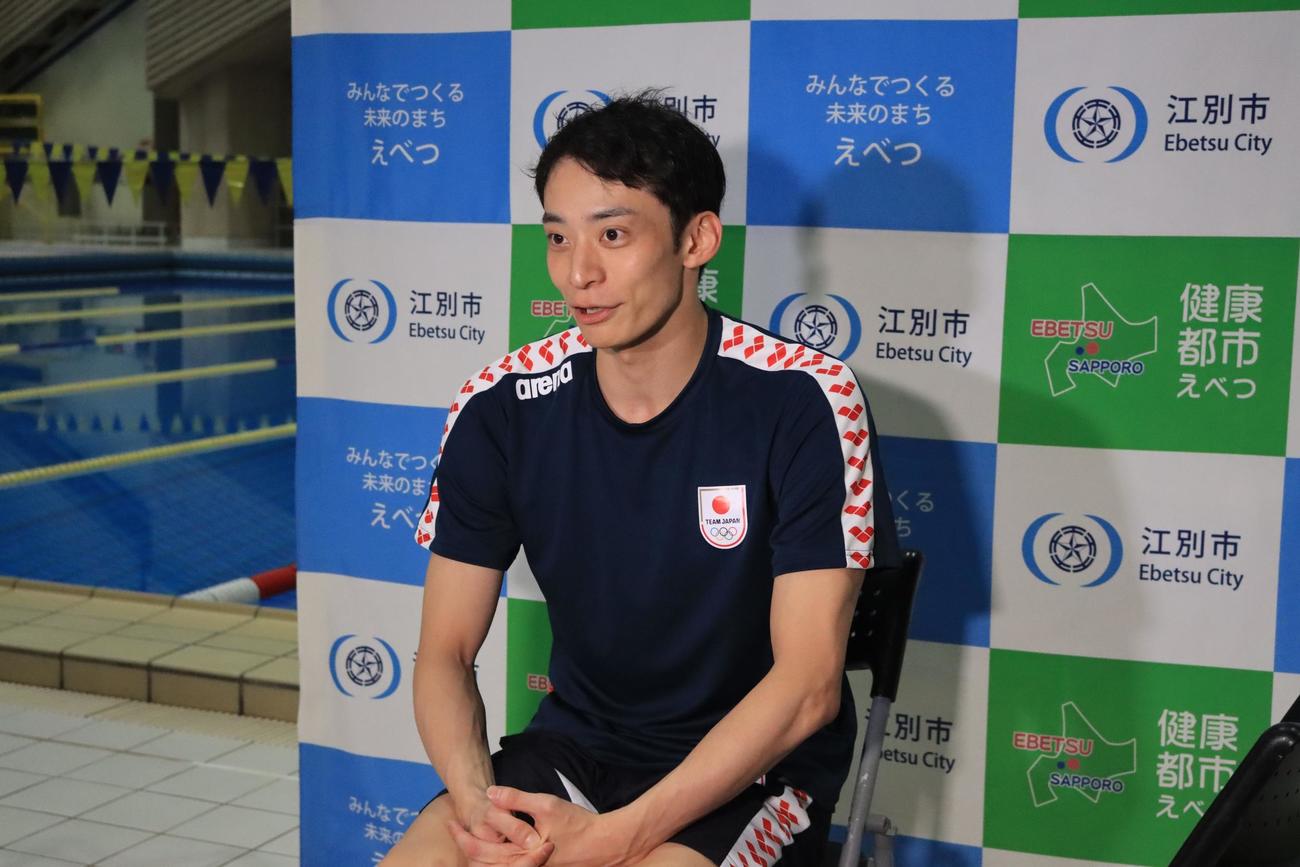 杭州アジア大会競泳日本代表直前合宿の練習後、取材に対応する入江（撮影・保坂果那）