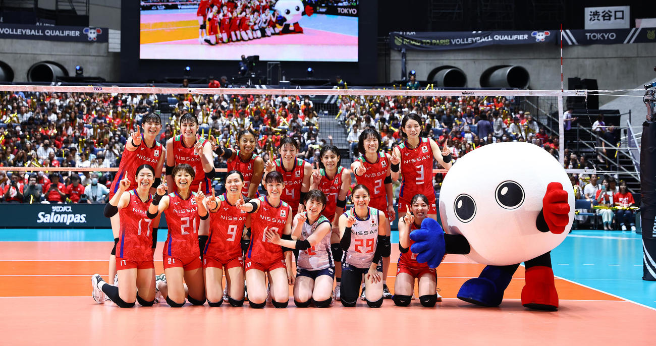 日本対ペルー　ペルーに勝利し笑顔で記念写真に納まる日本の選手たち。前列左から田中、松井、渡辺、井上、福留、西村、関、後列左から山田、入沢、宮部、石川、和田、林、古賀（2023年9月16日撮影）