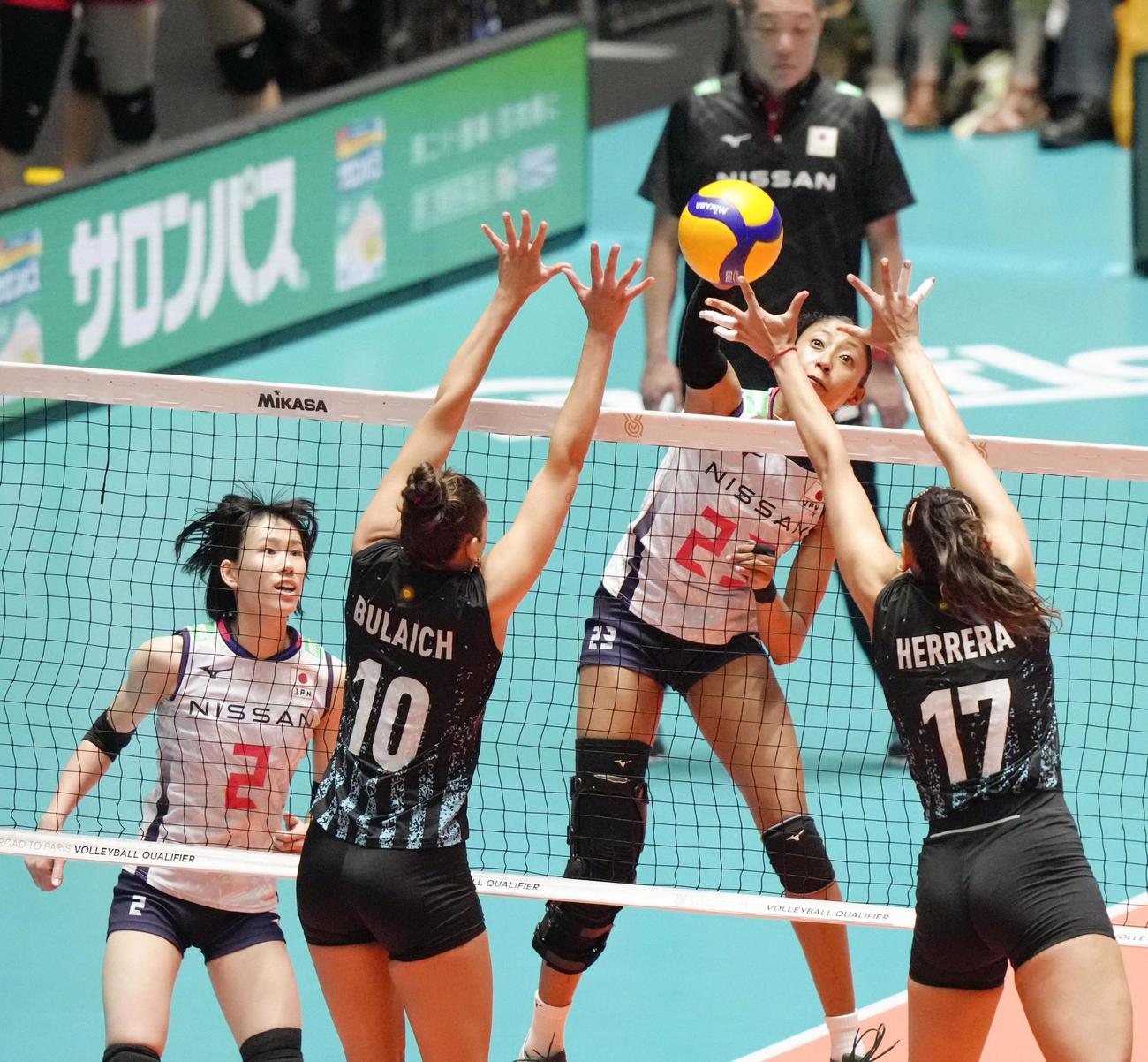 日本対アルゼンチン　第3セット、スパイクを決める宮部（共同）