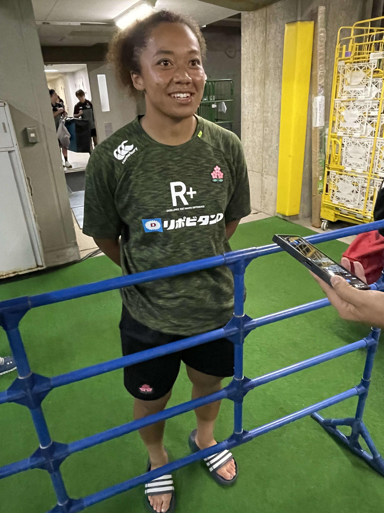16日、代表初キャップをマークし、試合後のミックスゾーンで取材に応じるラグビー女子日本代表FWンドカ・ジェニファ