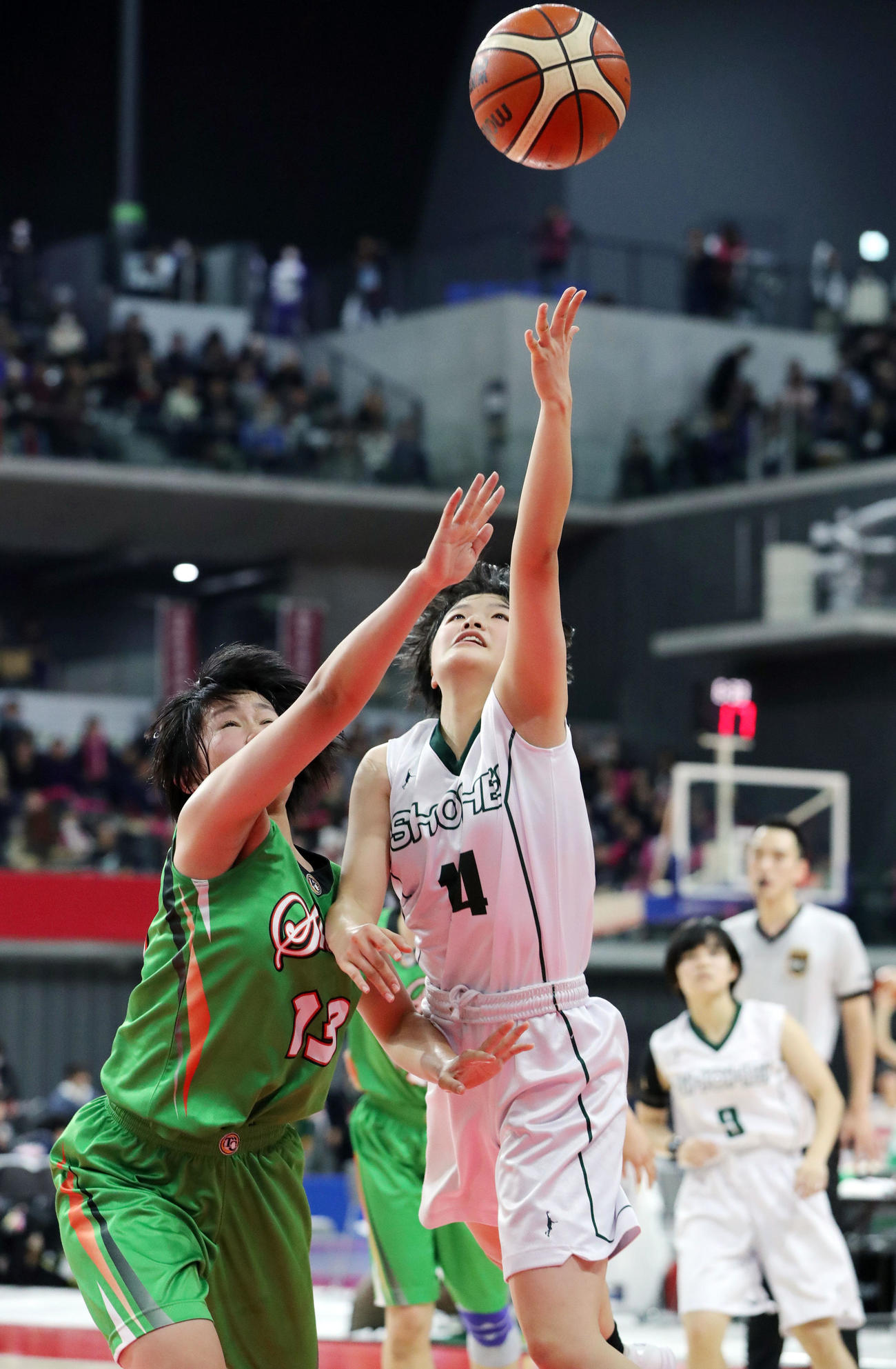 2018年12月23日、SoftBankウインターカップ第71回全国高校バスケットボール選手権でレイアップシュートを決める昌平のンドカ・ジェニファ（右）