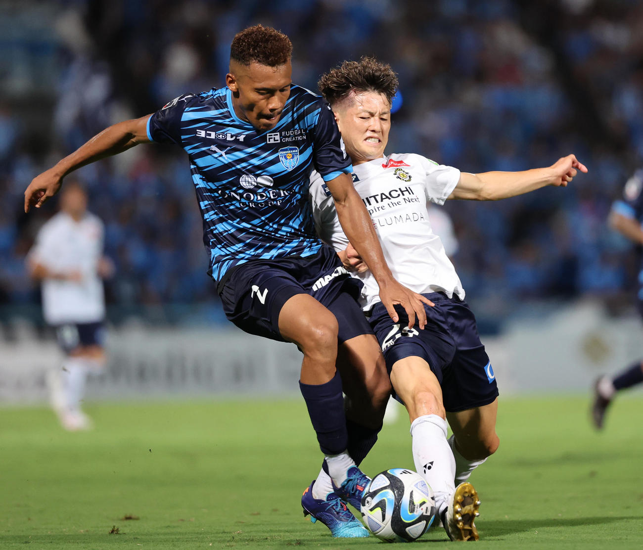 2023年9月17日、横浜FC対柏　後半、競りあう横浜FCンドカ・ボニフェイスと柏戸嶋