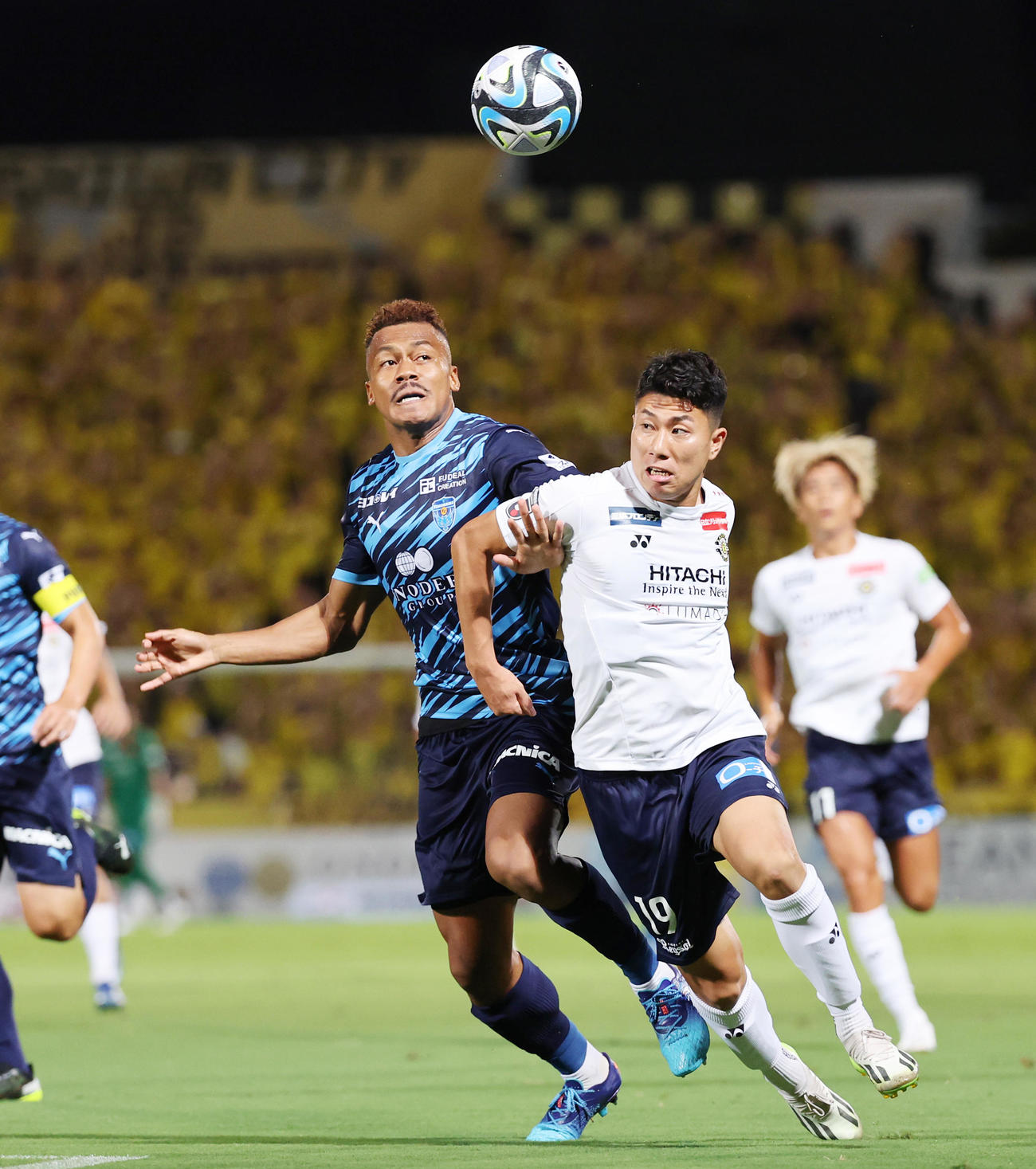 2023年9月17日、横浜FC対柏　前半、競りあう横浜FCンドカ・ボニフェイス（左）と柏細谷