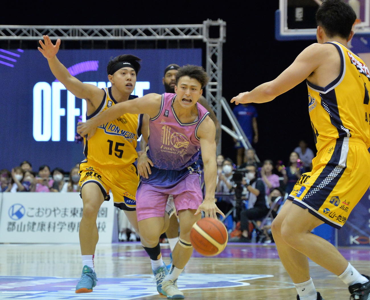 第1Q、高速ドリブルで仙台渡辺（左）を振り切る福島加藤