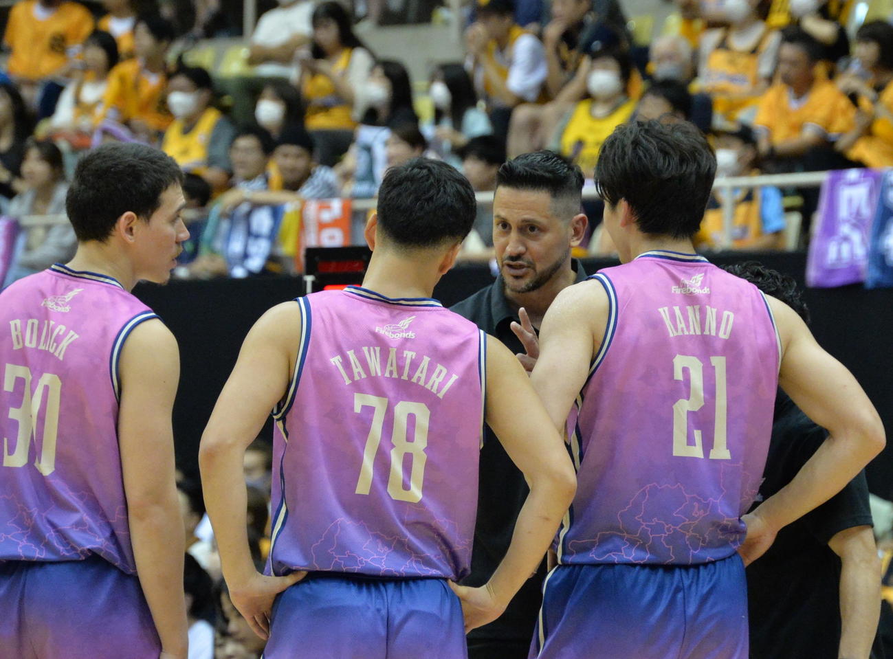 福島対仙台　選手に指示を伝えるエンリケSVHC（中央）（撮影・濱本神威）