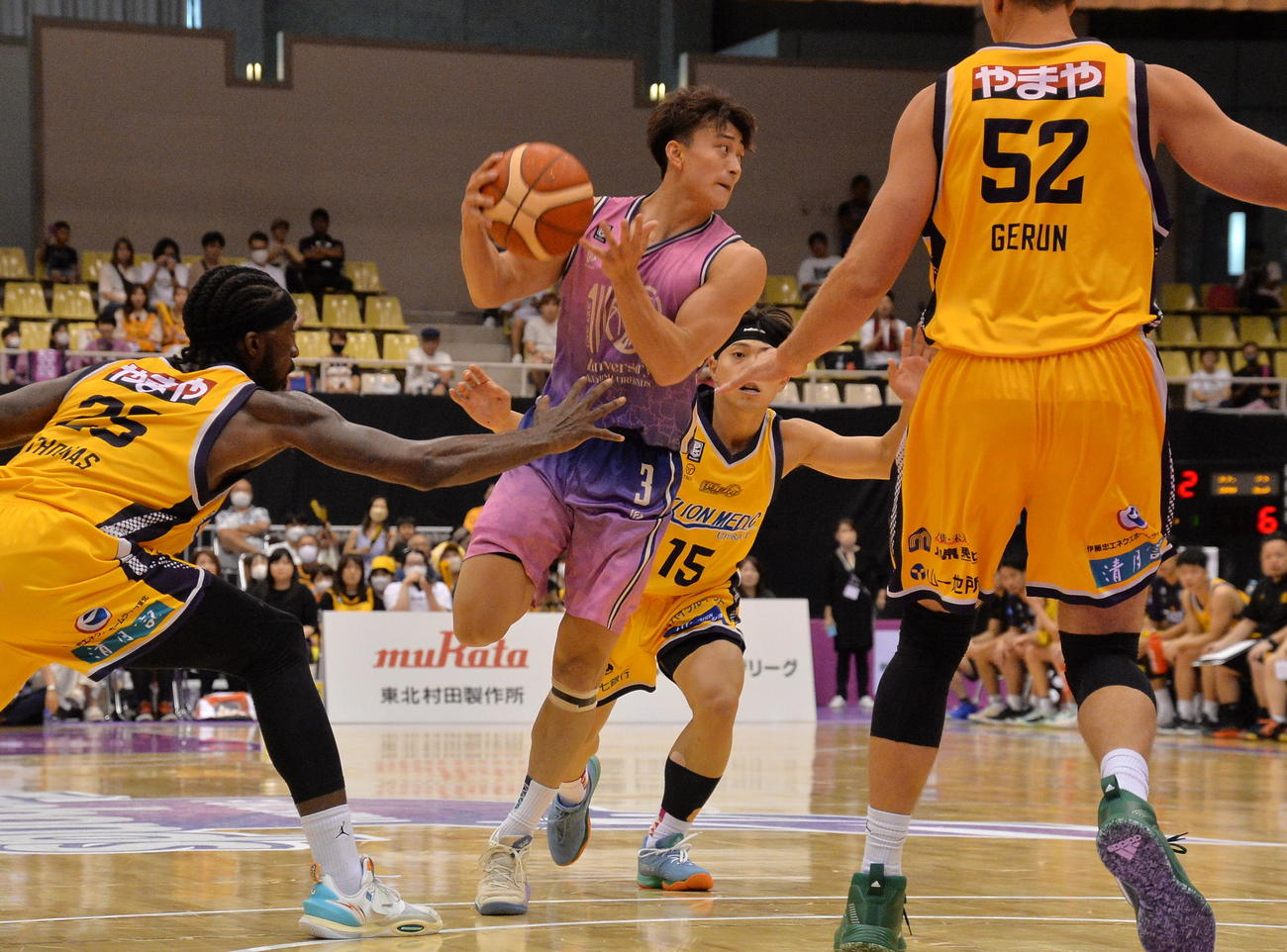福島対仙台　第1Q、速いドリブルで仙台ディフェンスを寄せ付けない福島・加藤（中央）（撮影・濱本神威）