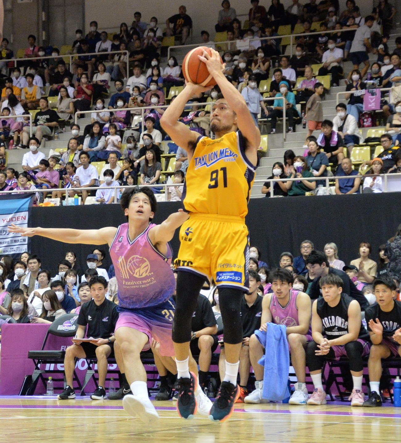福島対仙台　3Pを4本決めるなど、両軍日本人最多の16得点で勝利に貢献した仙台・片岡（右）（撮影・濱本神威）