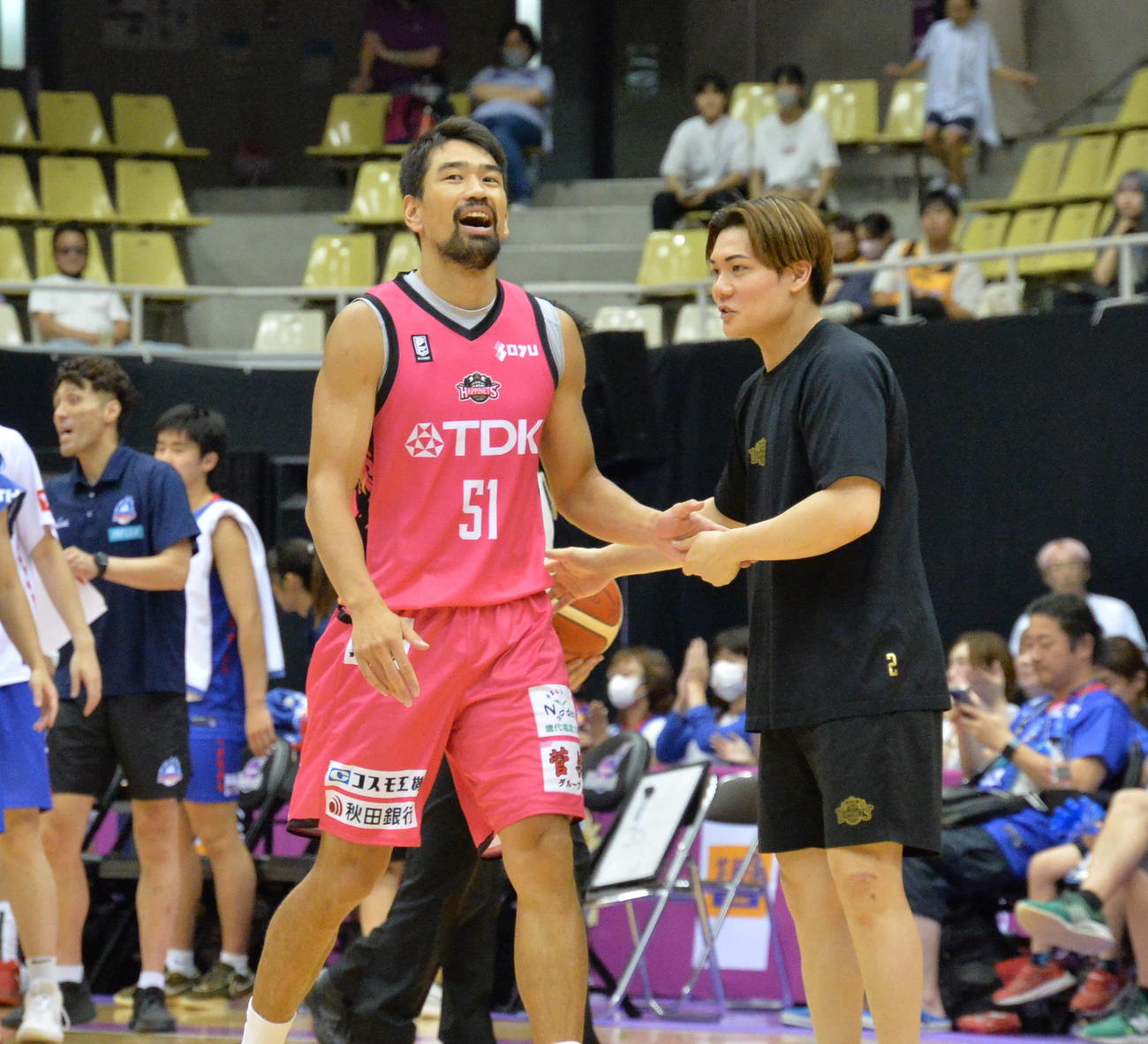 秋田対青森　両軍最多となる20得点を挙げた秋田・古川（左）（撮影・濱本神威）