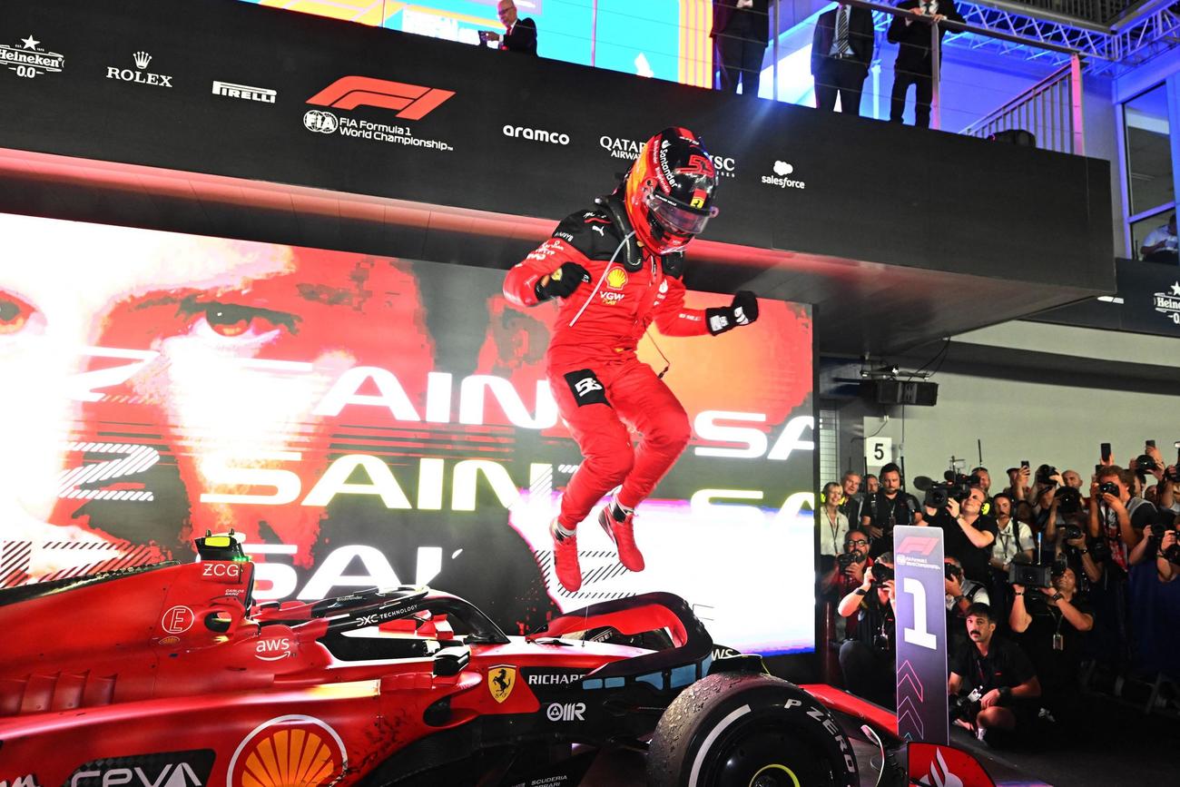 今季初優勝を祝うフェラーリのカルロス・サインツ（ロイター）