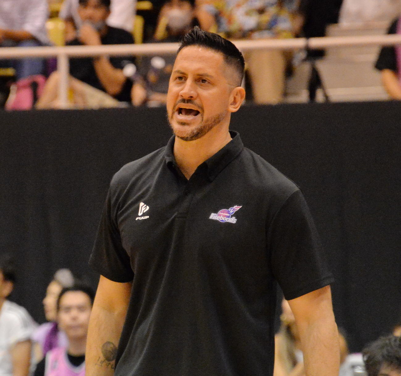 福島対青森　選手らに活を入れるエンリケSVHC（撮影・濱本神威）