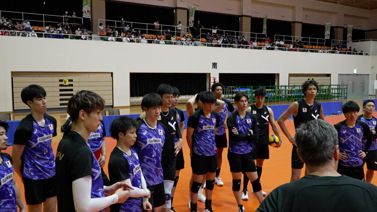 練習前にミーティングする選手たち（C)JVA