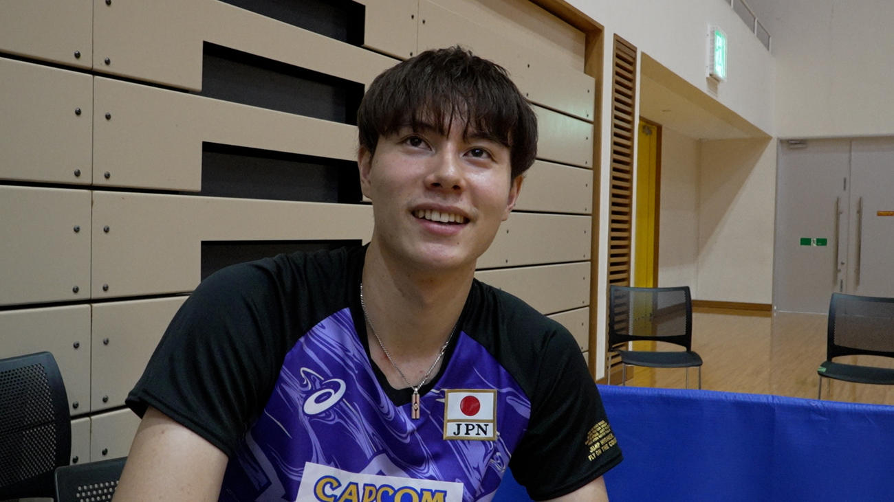 インタビューを受ける高橋藍（C)JVA