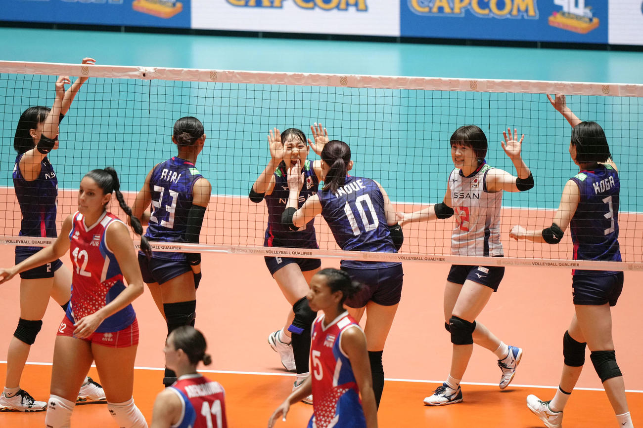 日本対プエルトリコ　第1セット、得点を喜ぶ福留（右から2人目）ら日本の選手たち（共同）