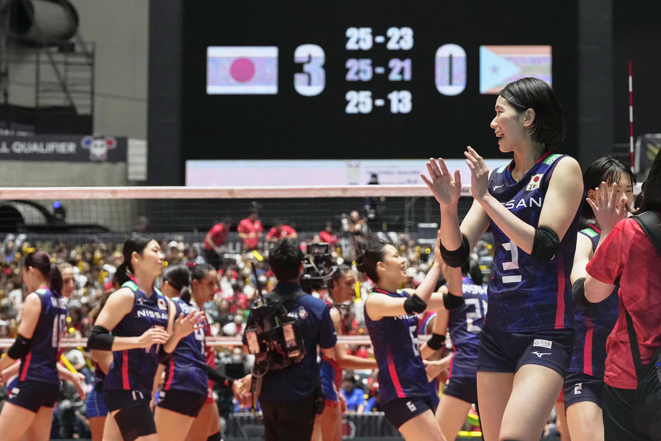 日本対プエルトリコ　プエルトリコを下して開幕3連勝し、喜ぶ古賀（手前）ら日本の選手たち（共同）