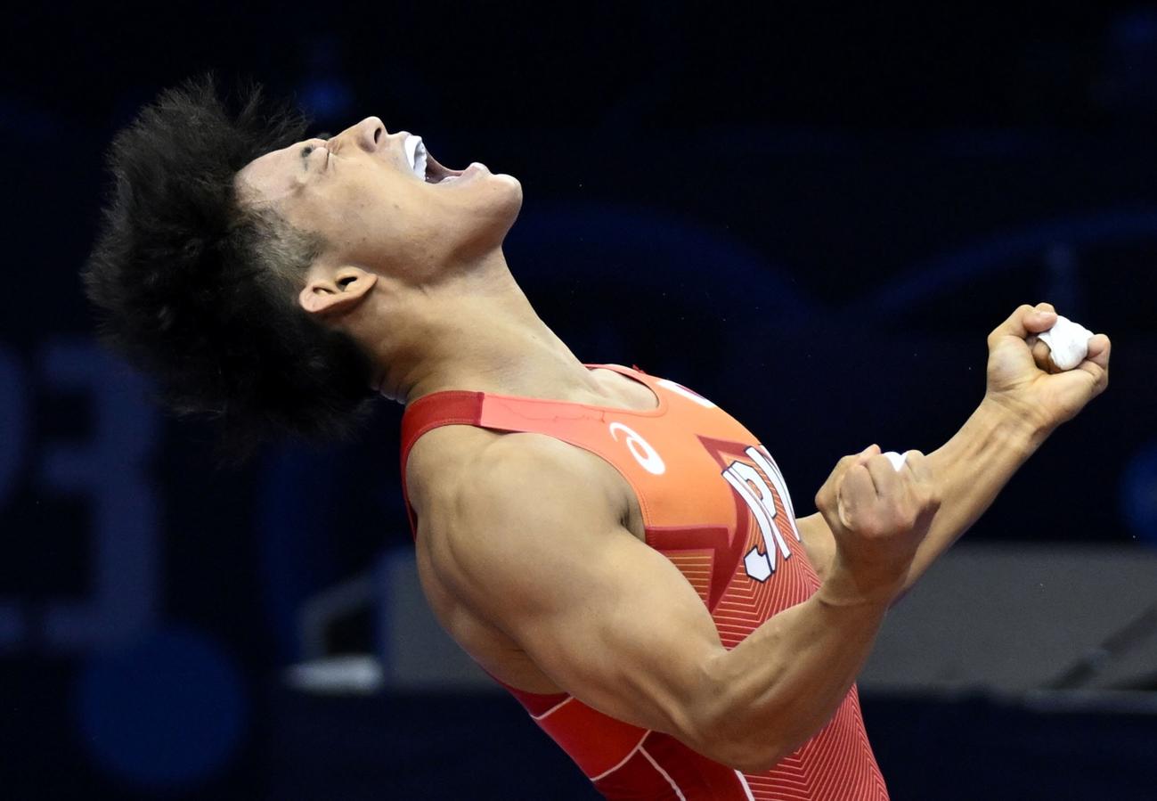男子フリー74キロ級3位決定戦で勝利し、雄たけびを上げる高谷大地（共同）