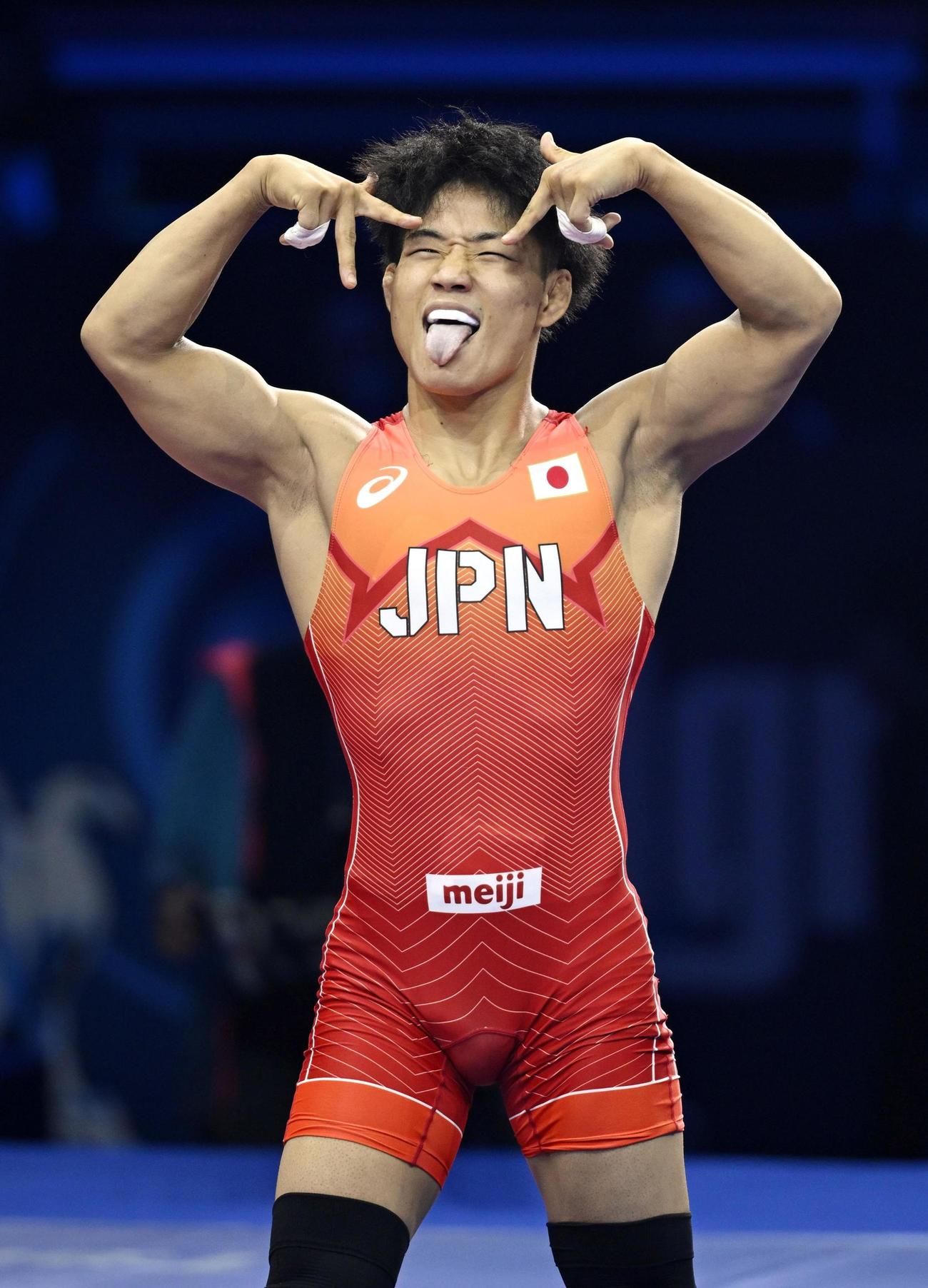 男子フリー74キロ級3位決定戦で勝利しポーズを取る高谷大地（共同）
