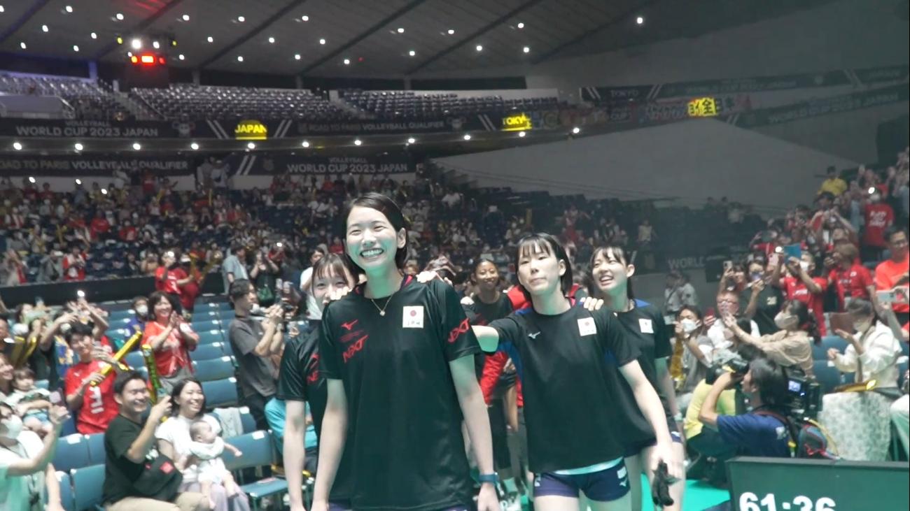 ラグビー日本代表のパフォーマンスで入場する女子日本代表(C)JVA