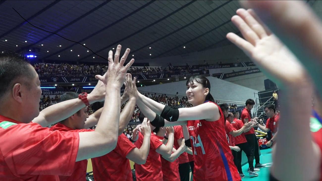 試合前に真鍋監督（左）とハイタッチを交わす入沢(C)JVA