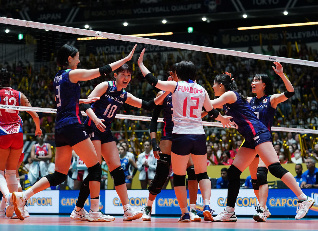 日本対プエルトリコ　第1セット、得点を奪いタッチを交わす日本の選手たち（撮影・横山健太）