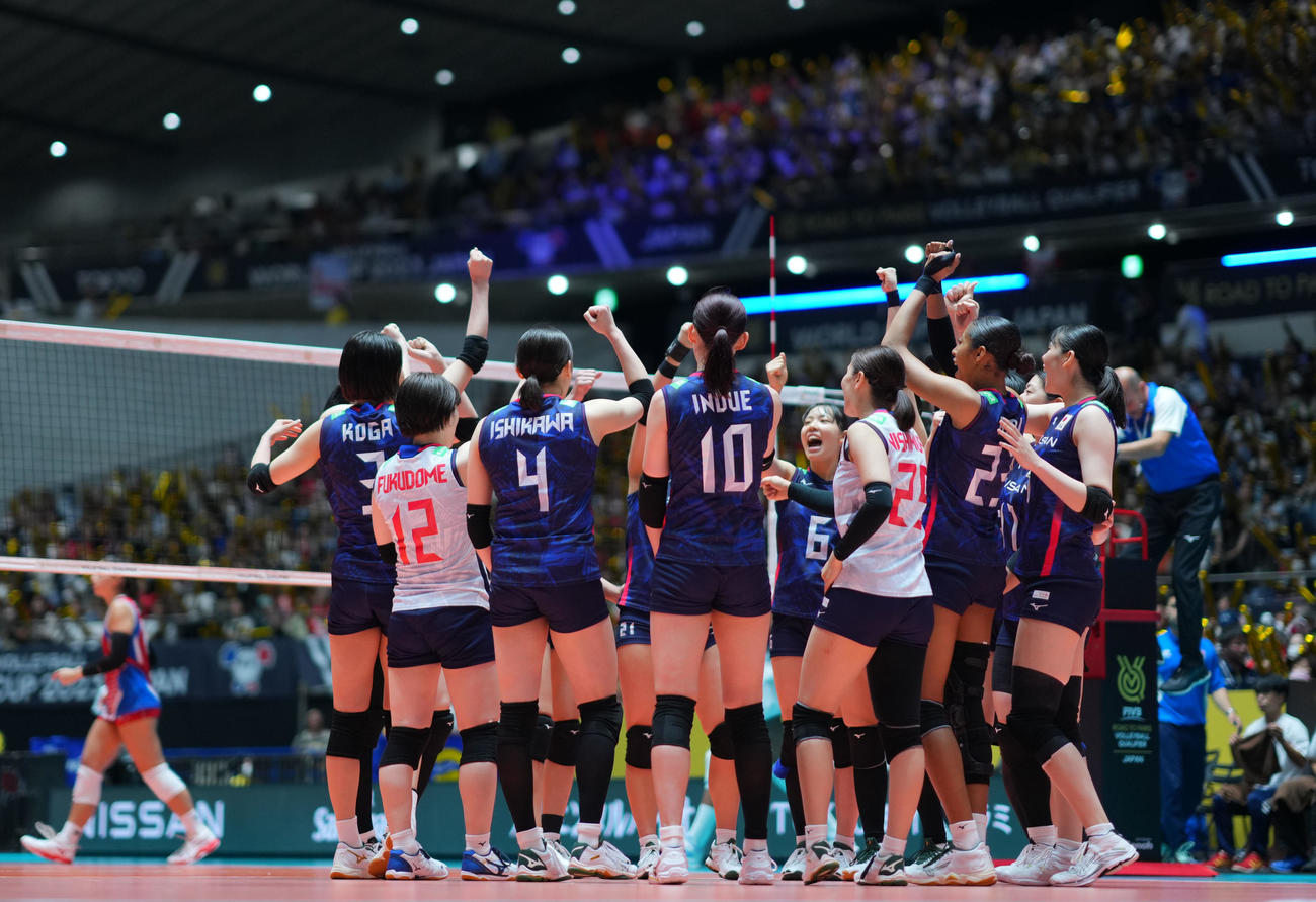日本対プエルトリコ　ストレートでプエルトリコに勝利し歓喜する日本の選手たち（撮影・横山健太）
