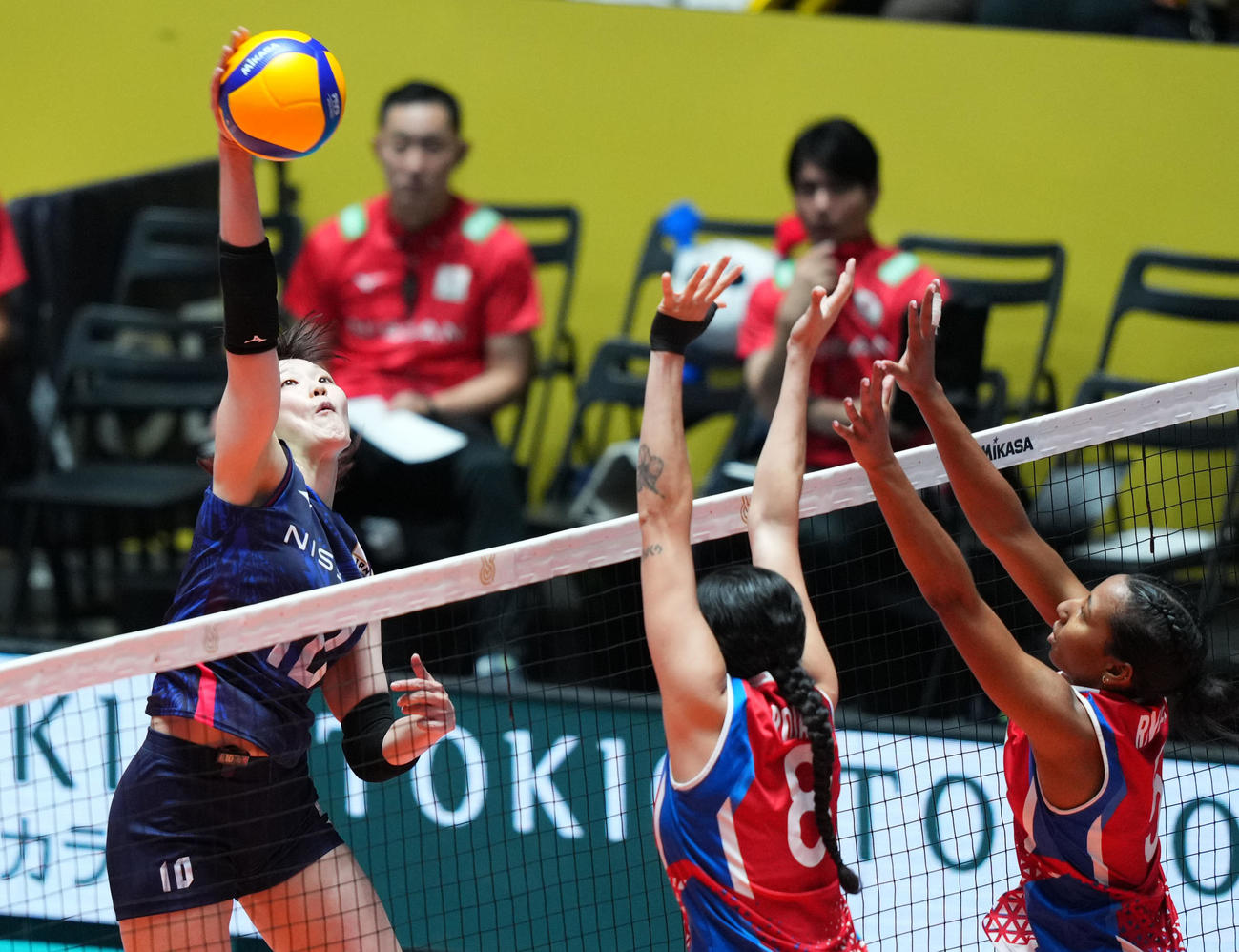 日本対プエルトリコ　第2セット、スパイクを放つ井上（左）（撮影・横山健太）