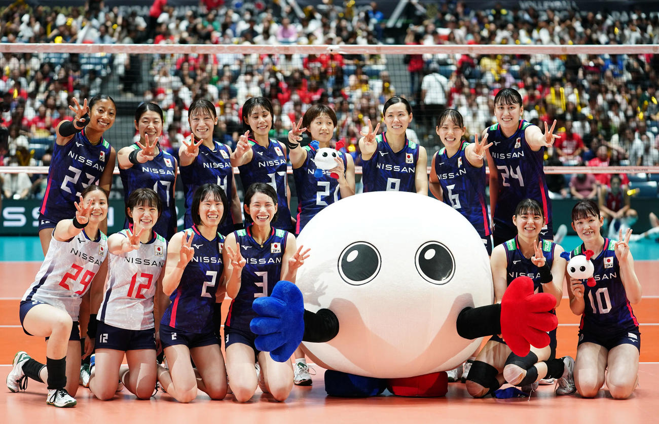 日本対プエルトリコ　3連勝を達成し3本指を立て笑顔を見せる日本の選手たち（撮影・横山健太）