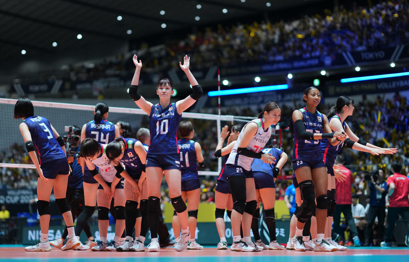 日本対プエルトリコ　プエルトリコに勝利し声援に応える井上（10番）ら日本の選手たち（撮影・横山健太）