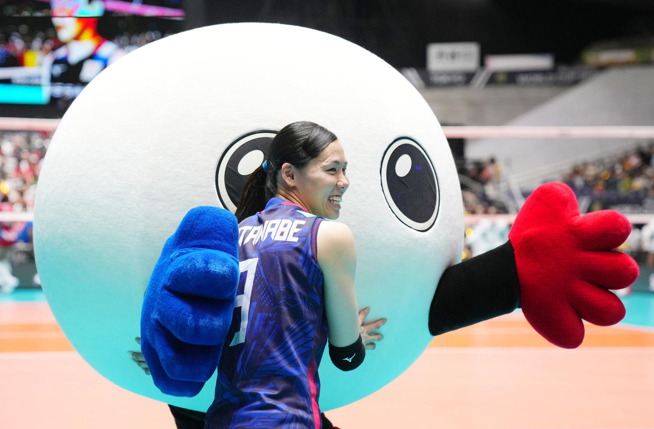 日本対プエルトリコ　バボちゃんに抱きつく渡辺（撮影・横山健太）