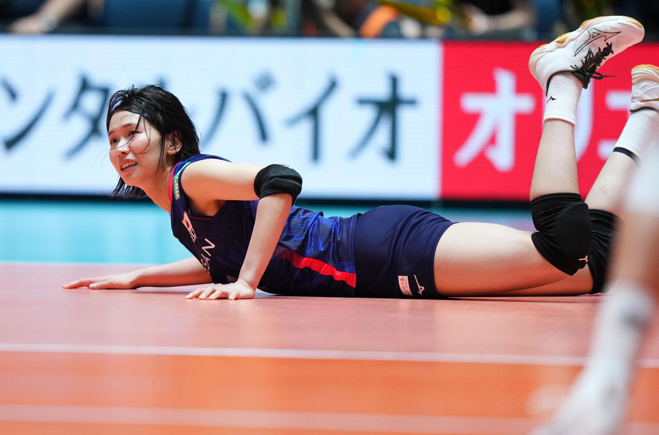 日本対プエルトリコ　第3セット、懸命にボールに食らいつく古賀（撮影・横山健太）