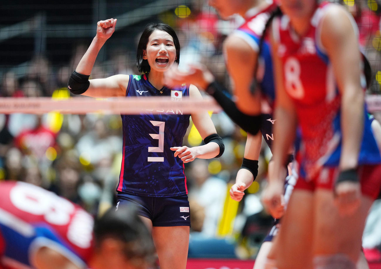 日本対プエルトリコ　第3セット、得点を奪いガッツポーズする古賀（撮影・横山健太）