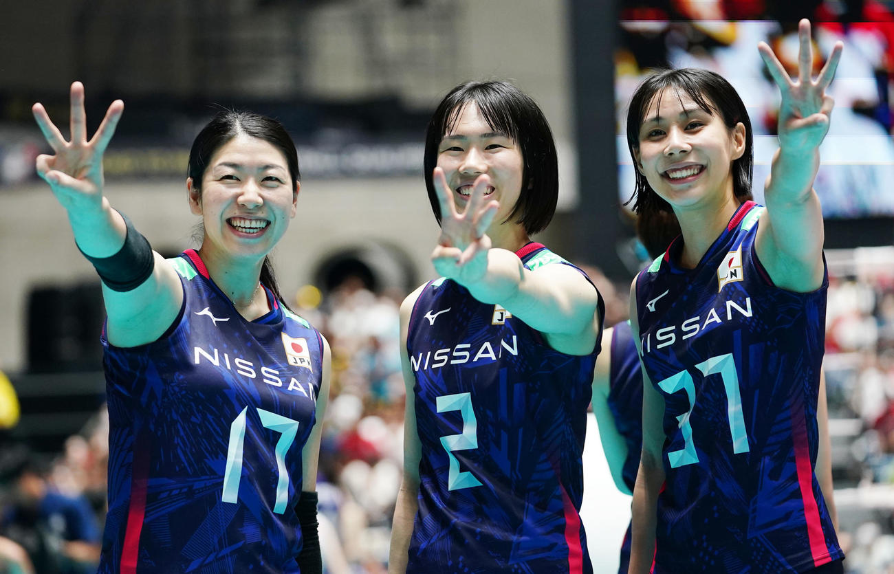 日本対プエルトリコ　3連勝し3本指を立て笑顔を見せる、左から田中、林、和田（撮影・横山健太）