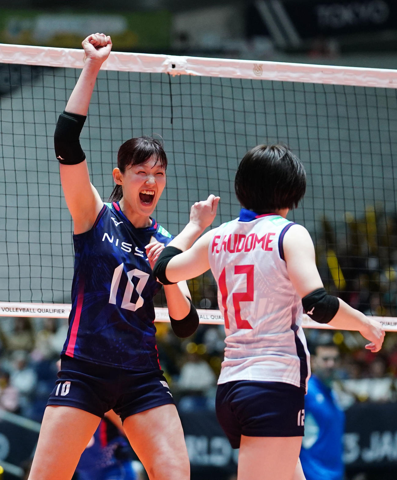 日本対プエルトリコ　第3セット、得点を奪いガッツポーズする井上（左）（撮影・横山健太）