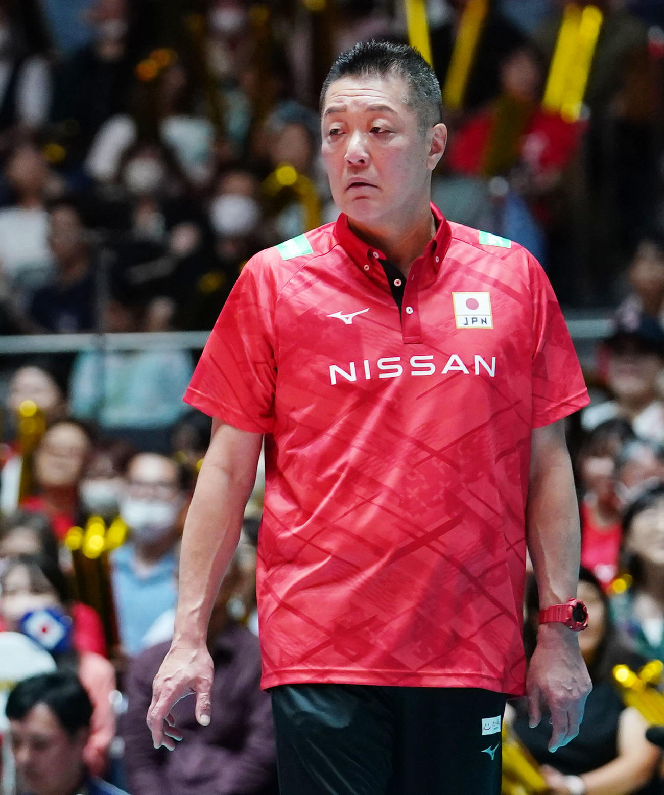 日本対プエルトリコ　試合を見つめる真鍋監督（撮影・横山健太）