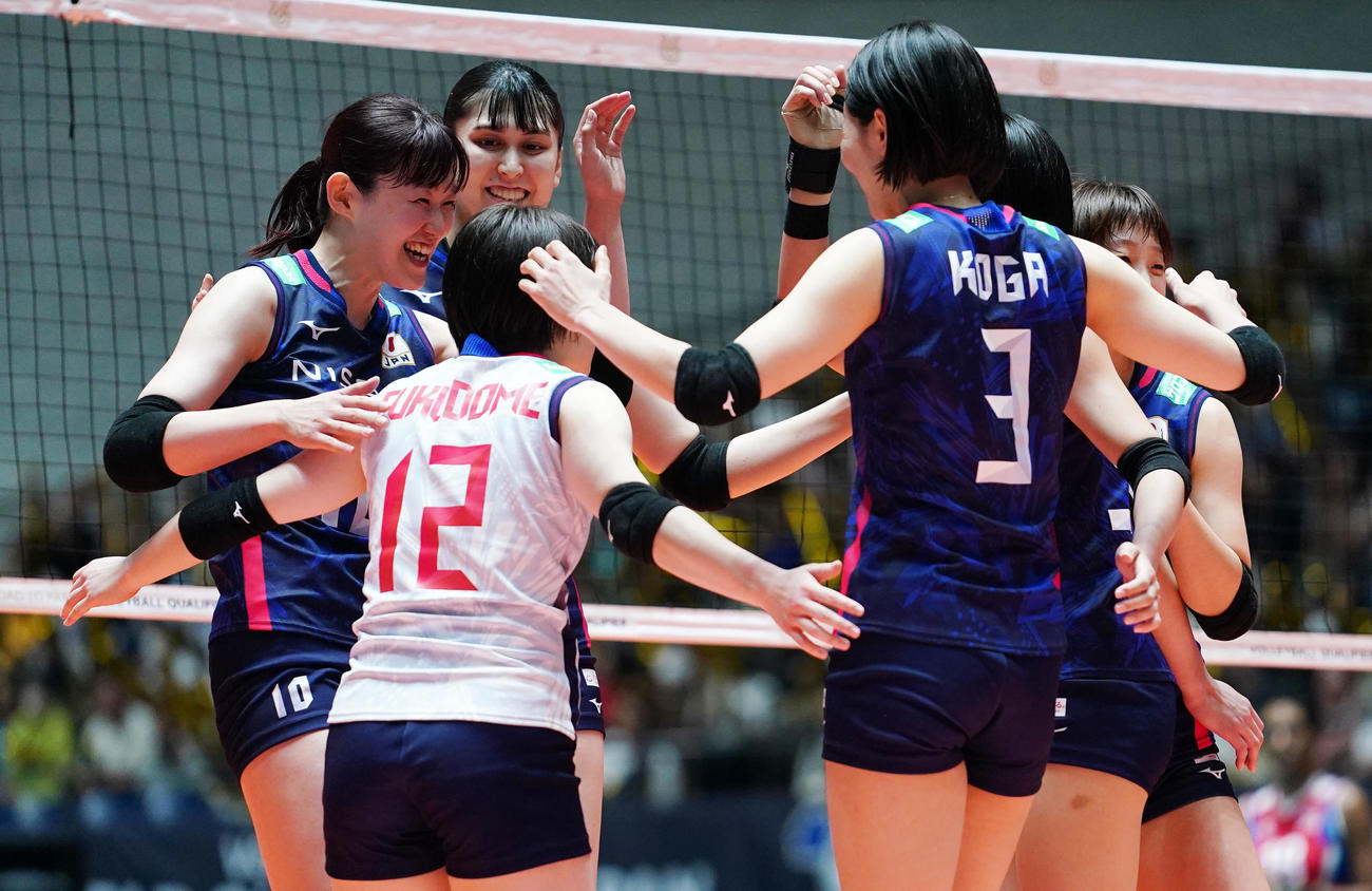 日本対プエルトリコ　第3セット、得点を奪い歓喜する井上（左）ら日本の選手たち（撮影・横山健太）