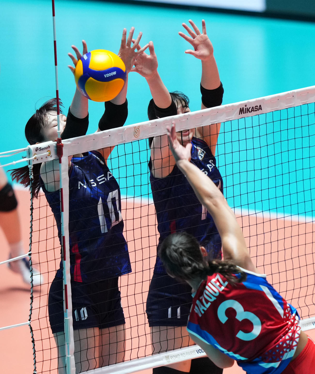 日本対プエルトリコ　第2セット、ブロックする井上（左）（撮影・横山健太）