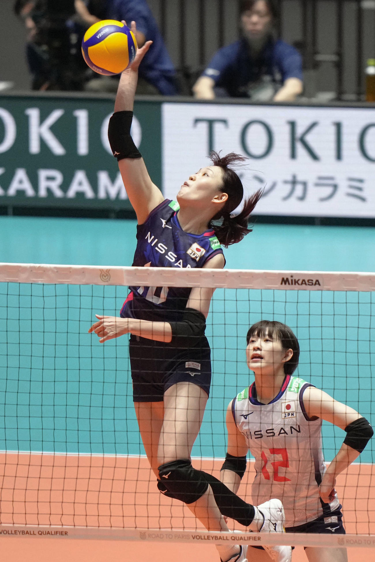 日本対プエルトリコ　第1セット、スパイクを決める井上（共同）