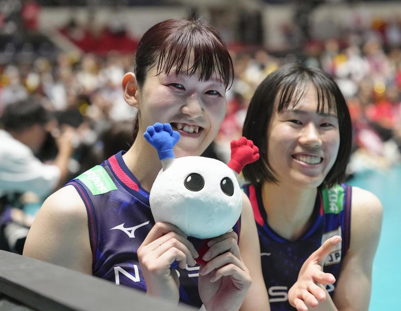 日本対プエルトリコ　プエルトリコに勝利し、笑顔の井上（左）（共同）