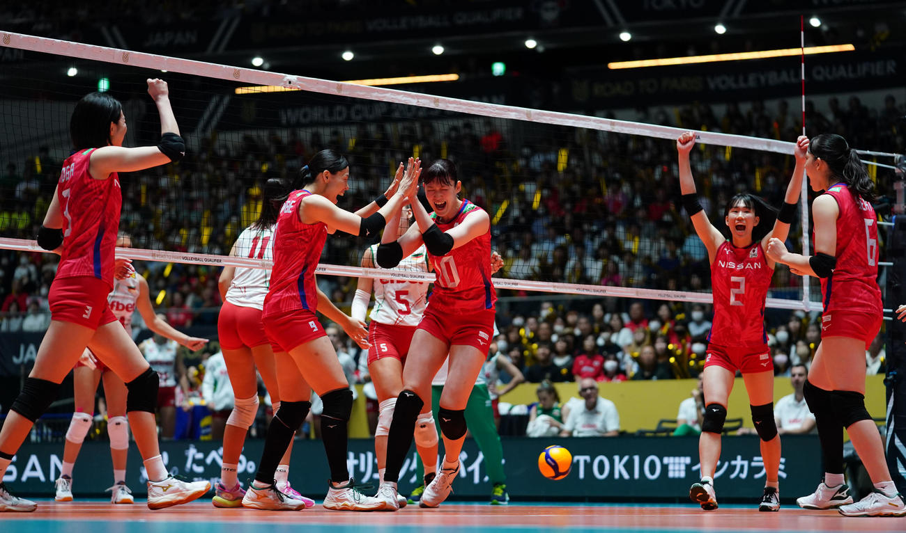 日本対ブルガリア　第1セット、得点を奪い歓喜する日本代表の選手たち（撮影・横山健太）