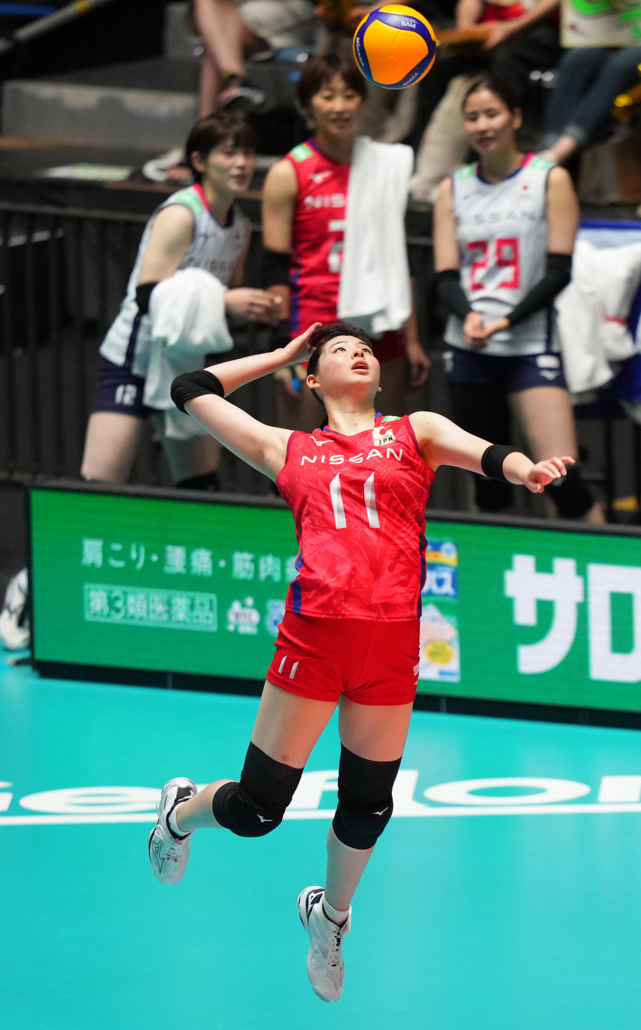 日本対ブルガリア　第2セット、サーブを放つ山田（撮影・横山健太）