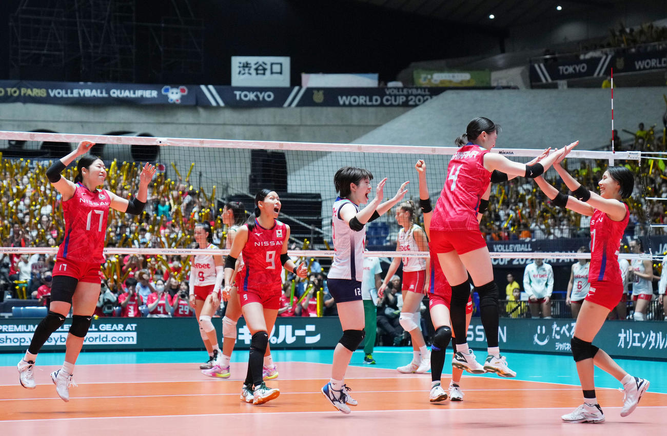日本対ブルガリア　第3セット、和田（右）のサービスエースでブルガリアに勝利する日本（撮影・横山健太）