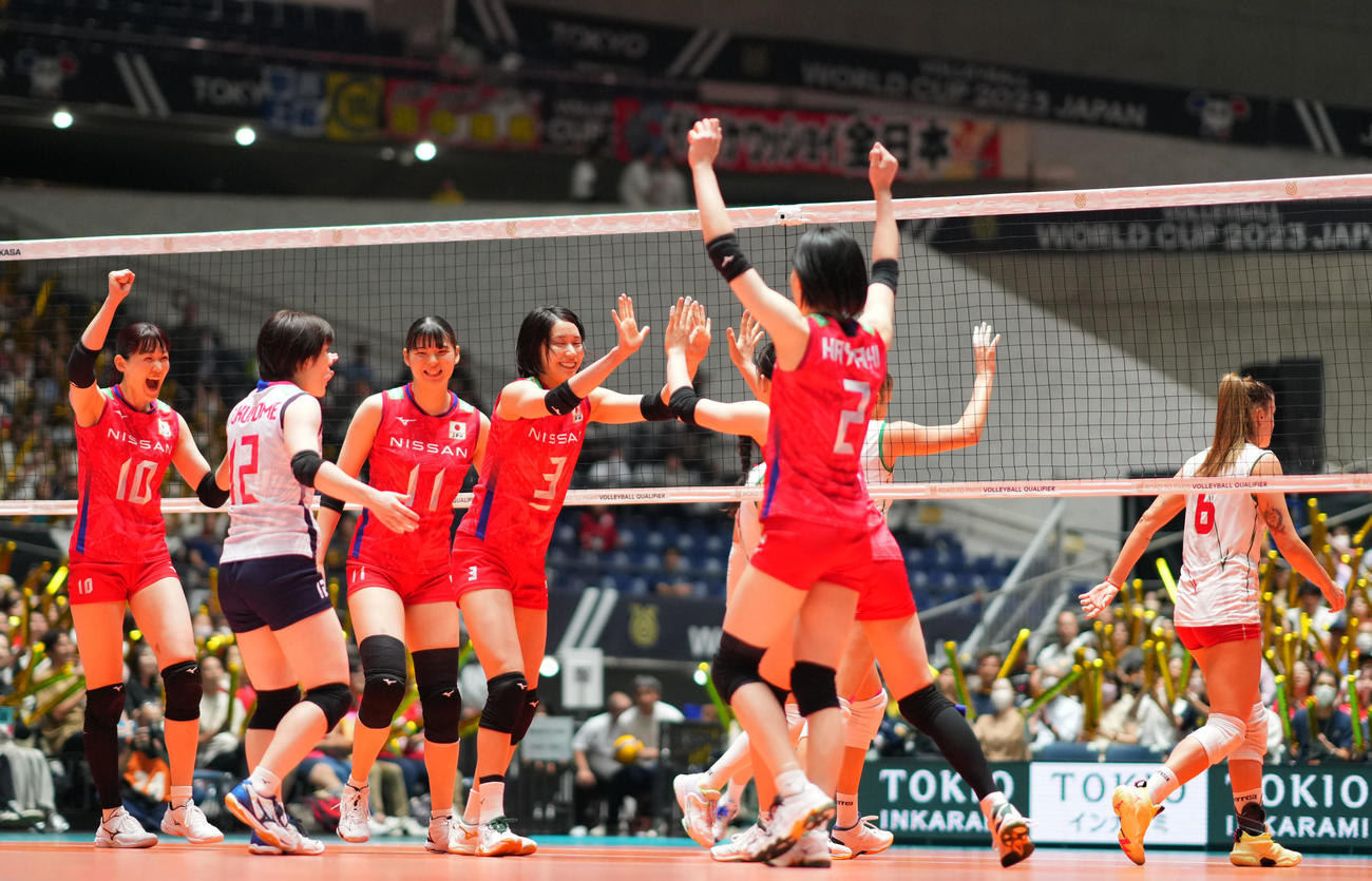 日本対ブルガリア　第1セット、得点を奪い歓喜する日本代表の選手たち（撮影・横山健太）