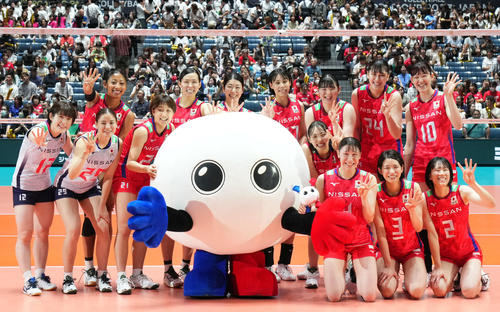日本対ブルガリア　4連勝を達成し笑顔を見せる日本代表の選手たち（撮影・横山健太）
