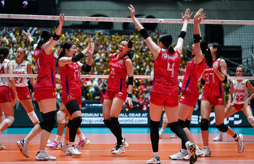 日本対ブルガリア　第3セット、得点を奪い笑顔を見せる日本代表の選手たち（撮影・横山健太）