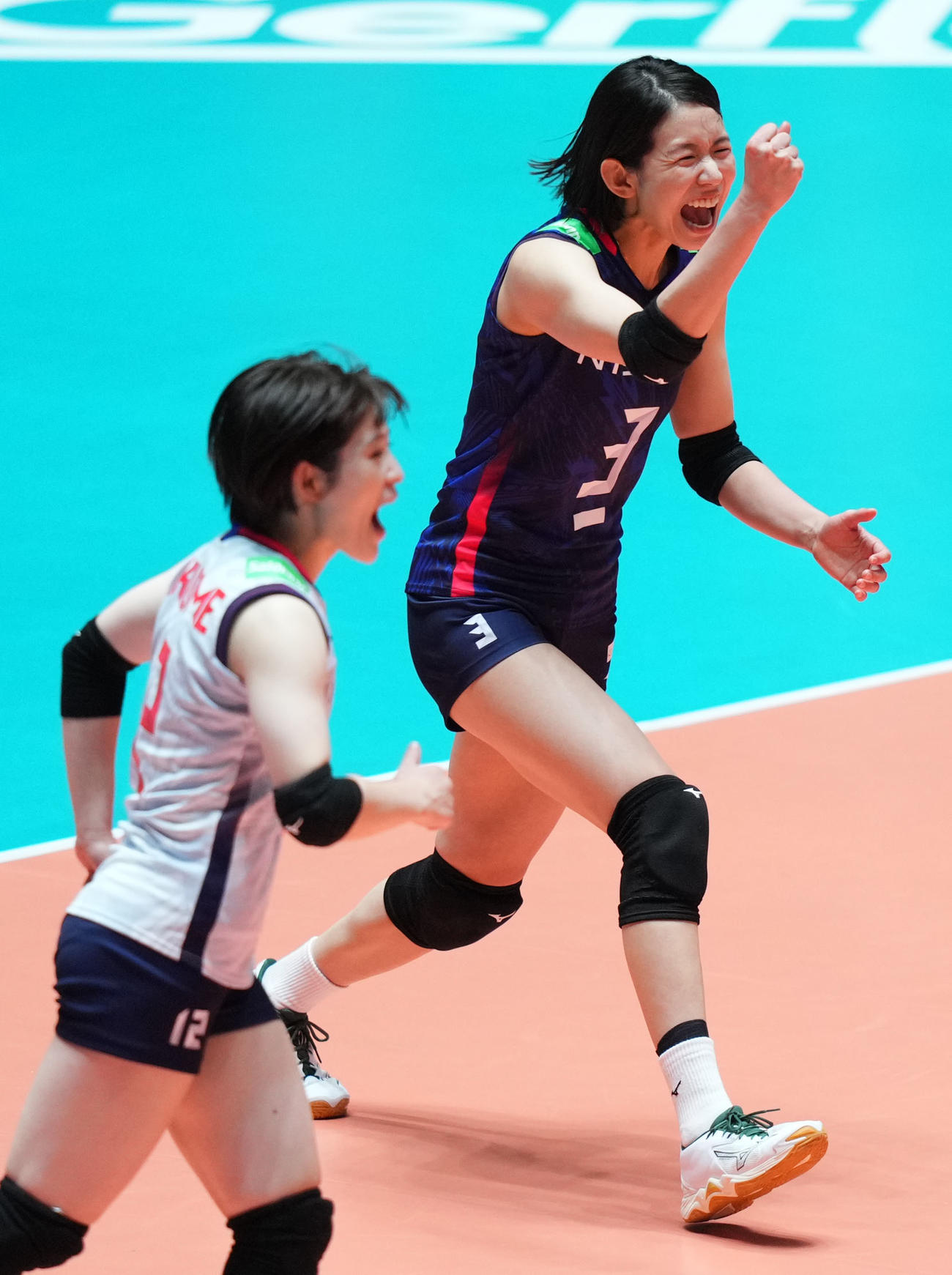 日本対プエルトリコ　第2セット、得点を奪いガッツポーズする古賀紗理那（右）（撮影・横山健太）