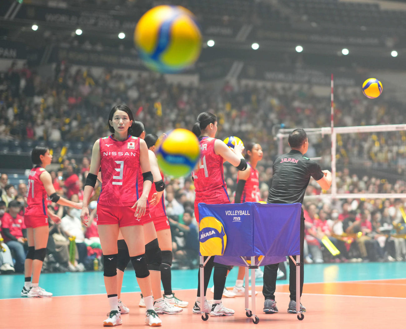 日本対ブルガリア　アップをする日本代表の選手たち（撮影・横山健太）